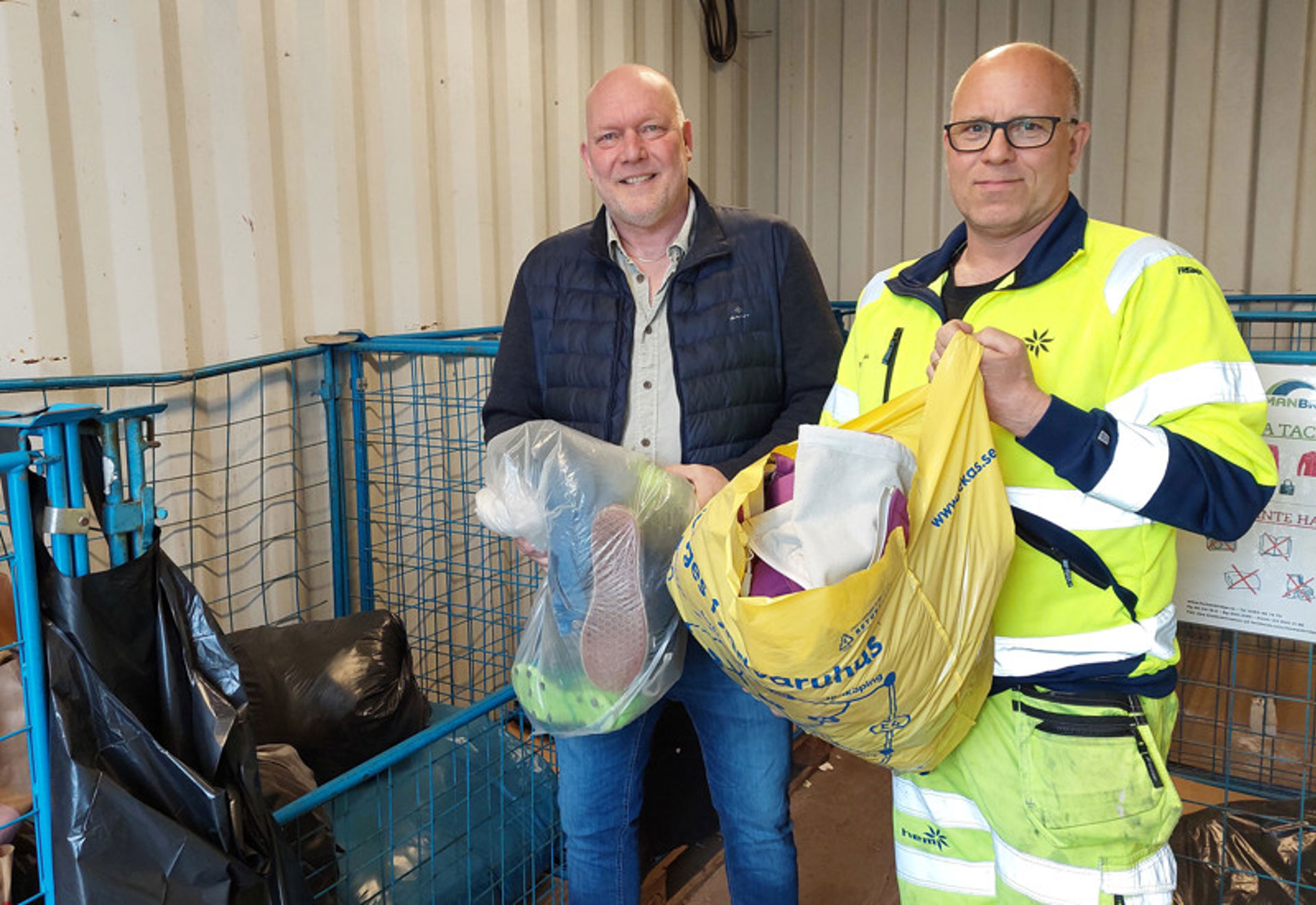 Textilinsamling på Flygstadens ÅVC, Peter och Mattias